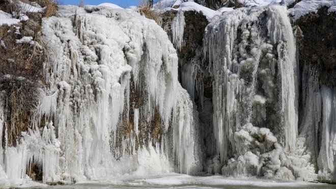 Van'daki Muradiye Şelalesi kısmen dondu