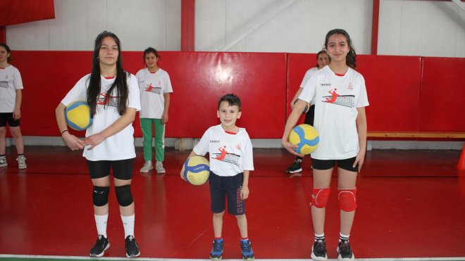 "Fabrika"da yetişen voleybolcuların hedefi milli takım