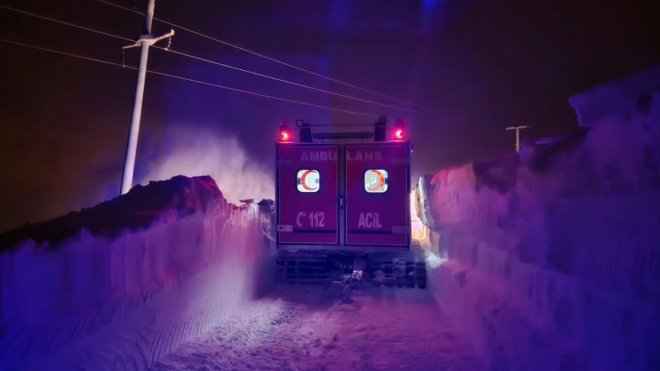 Van'da göğüs ağrısı şikayeti olan hasta paletli ambulansla hastaneye ulaştırıldı