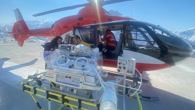 Hakkari'de rahatsızlanan 8 günlük bebek ambulans helikopterle Van'a getirildi