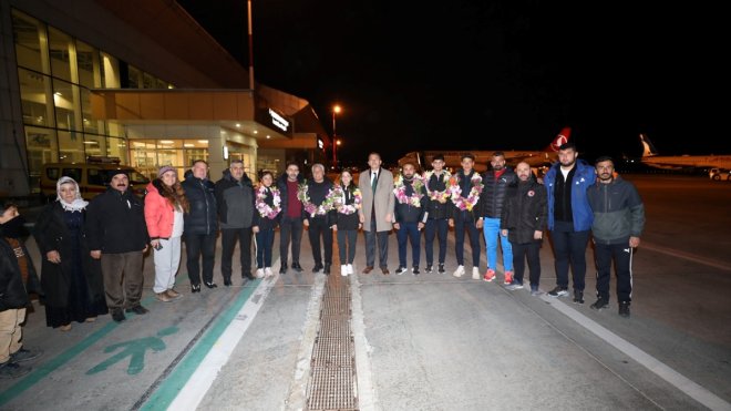 Van'ın milli atletleri havalimanında çiçeklerle karşılandı