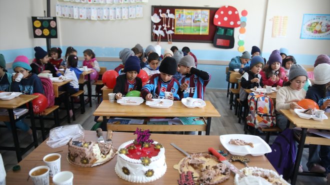 Kocaelili öğrenci "üşümesinler" diye Van'daki çocuklar için bere ördü