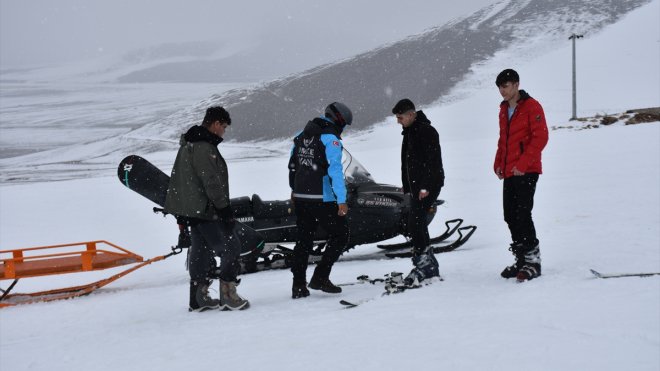 VAN - Motorize sağlık ekibi kayakseverlerin yardımına yetişiyor1