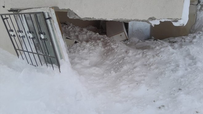 Van'da üzerine çığ düşen evde hasar oluştu
