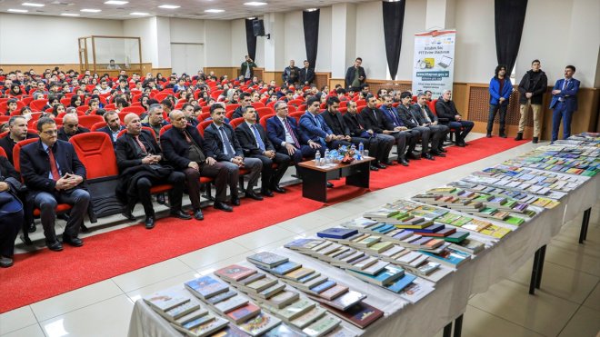 Van Valisi Ozan Balcı, kitap dağıtım törenine katıldı1