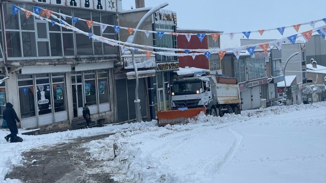 Van ve Hakkari'de kar nedeniyle 466 yerleşim birimine ulaşım sağlanamıyor