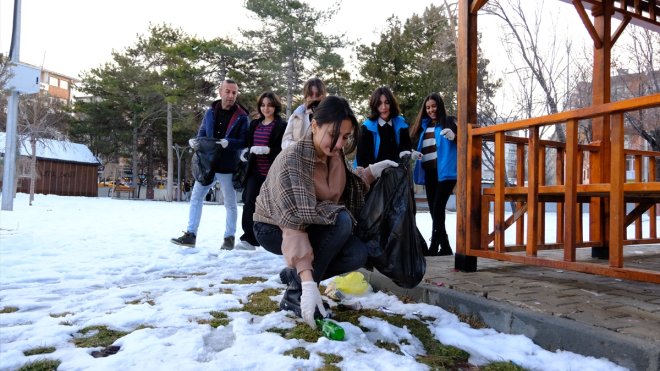 Vanlı gençler "çöpten sanata" çalışmasıyla geri dönüşüme dikkati çekiyor