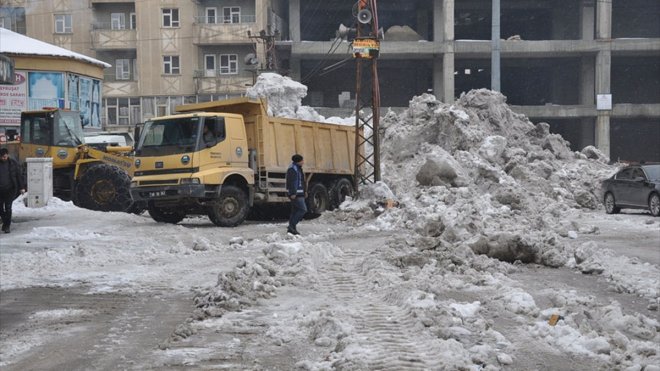 Yüksekova'da kar yığınları iş makineleriyle şehir dışına taşınıyor
