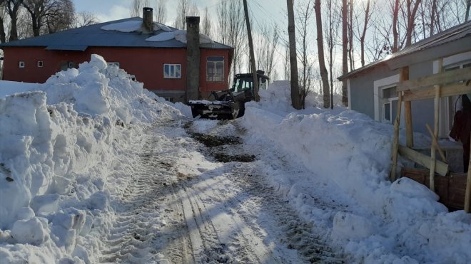 Yüksekova'da kardan kapanan köy yolu açıldı