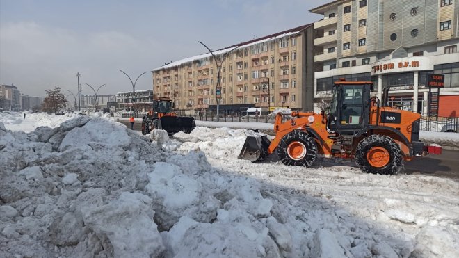 Yüksekova'da karla mücadele çalışmaları sürüyor