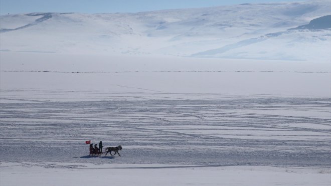 Yüzeyi kar ve buzla kaplı Çıldır Gölü'nde atlı kızak heyecanı sürüyor