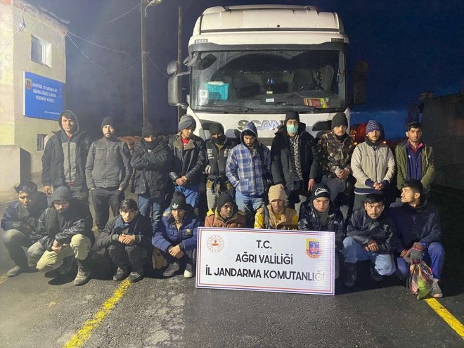 Ağrı'da bir tırın tankerinde 19 düzensiz göçmen yakalandı