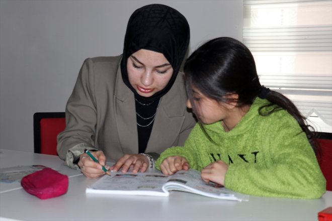 Ağrı'da gönüllü üniversite öğrencileri yetim çocukları geleceğe hazırlıyor