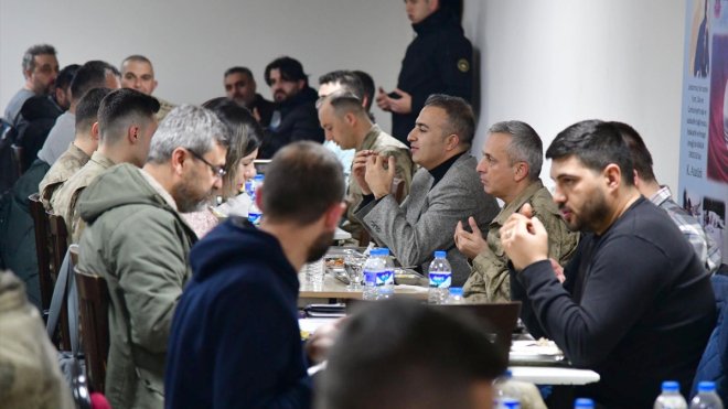 Ardahan Valisi Çiçek, jandarma personeliyle iftar yaptı:1