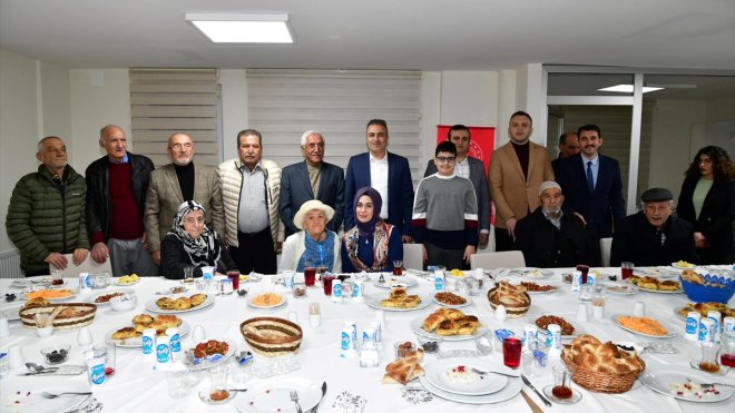 Ardahan Valisi Hayrettin Çiçek, huzurevi sakinleriyle iftar yaptı