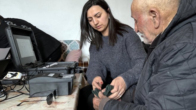 Yaşlıların ayağına kadar gidip kimliklerini evlerinde yeniliyorlar