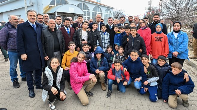 BİNGÖL - Cumhurbaşkanı Yardımcısı Yılmaz: Bütün vatandaşlarımıza hizmet etmek bizim için bir şereftir, onurdur1