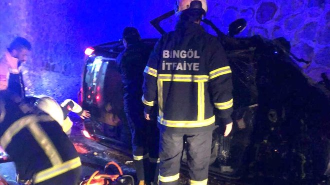 Bingöl'de istinat duvarına çarpan otomobildeki 2 kişi hayatını kaybetti