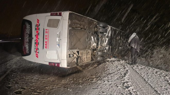 Bingöl'de yolcu otobüsünün devrilmesi sonucu 18 kişi yaralandı