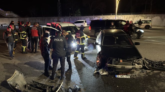 BİNGÖL - Hafif ticari araç ile otomobilin çarpıştığı kazada 4 kişi yaralandı1