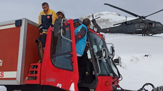 BİNGÖL - Kar ve tipi nedeniyle mahsur kalan 2 avcı helikopterle kurtarıldı1