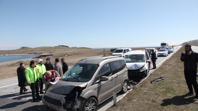 Ahlat'ta 5 aracın karıştığı zincirleme kazada 1 kişi yaralandı