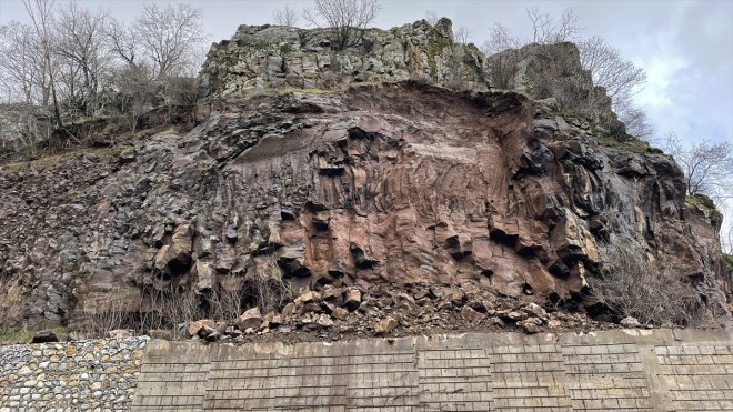 Bitlis-Baykan kara yolunda heyelan meydana geldi1