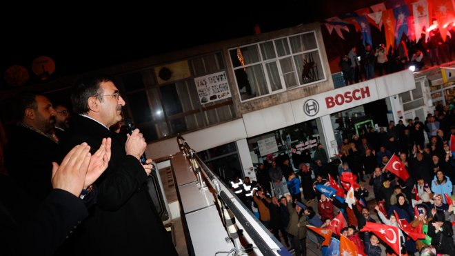 Cumhurbaşkanı Yardımcısı Cevdet Yılmaz, Ahlat'ta vatandaşlara hitap etti: