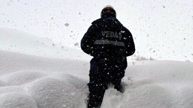 Bitlis'te elektrik arıza ekipleri, zorlu şartlarda kesintilere müdahale ediyor