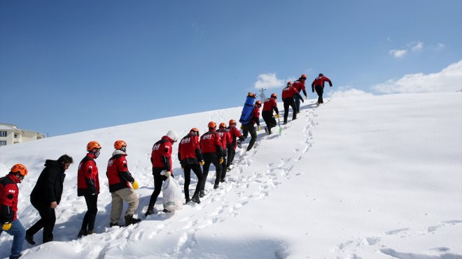 Bitlis'te gönüllülere karla kaplı arazide çığ eğitimi veriliyor