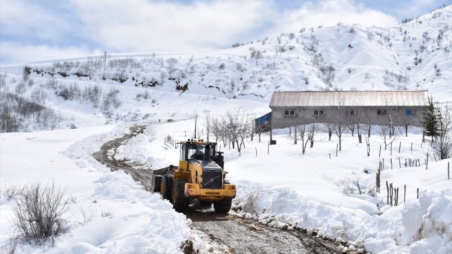 BİTLİS - Kapalı köy yollarının açılması için çalışmalar devam ediyor1