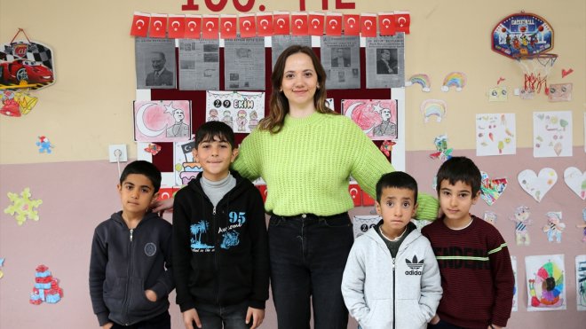 Sobayla ısıtıp ev ortamına dönüştürdüğü sınıfta 4 öğrencisini geleceğe hazırlıyor