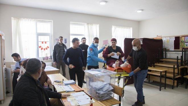 Bitlis'te ambulansla okula götürülen hasta oyunu kullandı