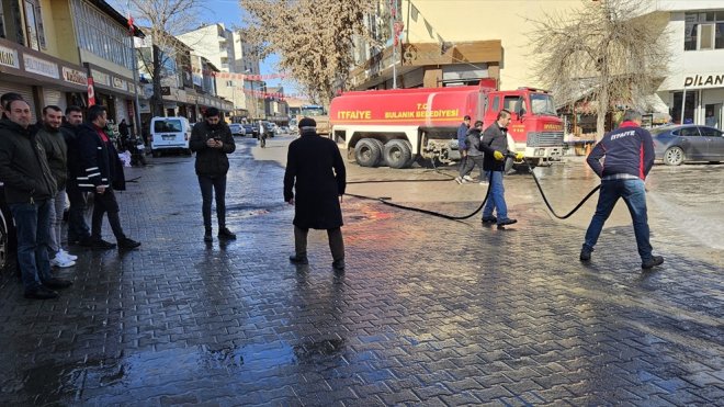 Bulanık'ta cadde ve sokaklar tazyikli suyla yıkandı