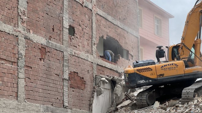 Elazığ'da ağır hasarlı binanın yıkımı sırasında bitişikteki cami zarar gördü