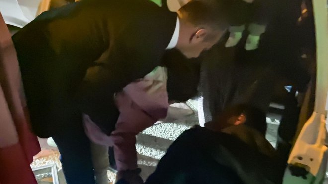 ELAZIĞ - AK Parti Elazığ Milletvekili Keleş, boğazına şeker kaçan çocuğu Heimlich manevrasıyla kurtardı1