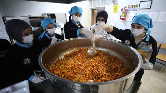 Elazığ'da anaokulu öğrencilerinin yemeğini kız meslek liseliler hazırlıyor