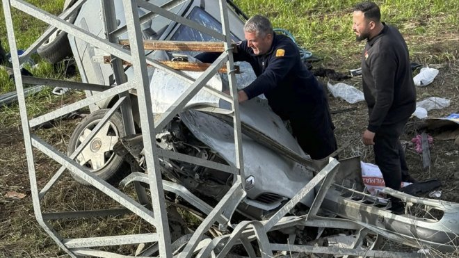 Elazığ'da devrildikten sonra elektrik direğine çarpan otomobildeki 5 kişi yaralandı
