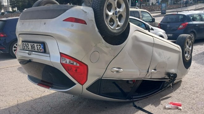 Elazığ'da devrilen otomobilin sürücüsü yaralandı