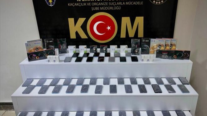 Elazığ'da gümrük kaçağı 63 telefon ve 17 akıllı saat ele geçirildi