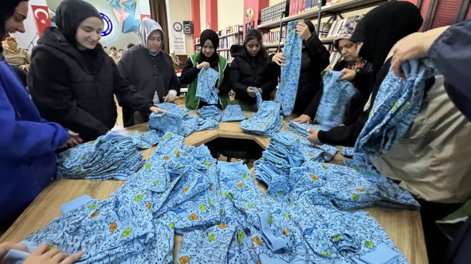 ELAZIĞ - Kız meslek lisesi öğrencileri Gazzeli çocuklar için giysi dikiyor1