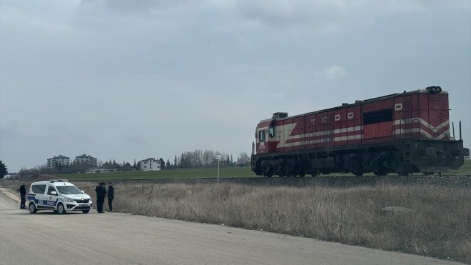 Elazığ'da lokomotifin çarptığı kişi yaralandı