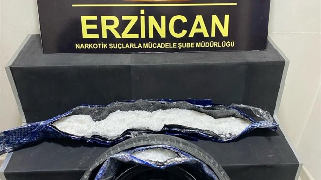 Erzincan'da aracın stepnesinde 4 kilogram uyuşturucu ele geçirildi
