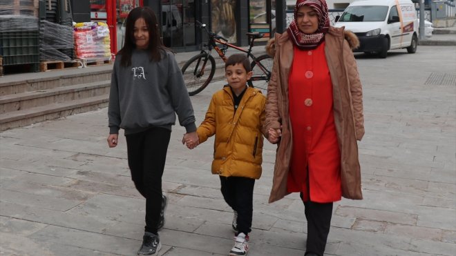 Erzincan'da çocuğu sahipsiz köpeklerin saldırısına uğrayan anne çözüm bekliyor