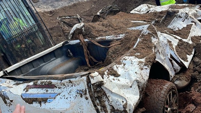 Erzincan'da maden ocağındaki toprak altında bir araca ulaşıldı
