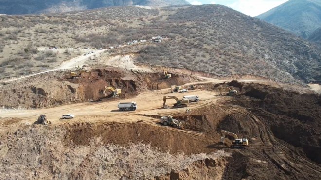 Erzincan Valisi Aydoğdu, maden ocağında toprak altında kalan işçilerin aileleriyle görüştü