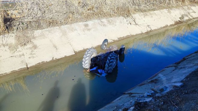 Erzincan'da sulama kanalına devrilen traktörün sürücüsü öldü