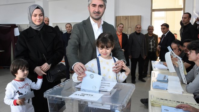 ERZURUM - Aile ve Sosyal Hizmetler Bakan Yardımcısı Tarıkdaroğlu, oyunu kullandı1