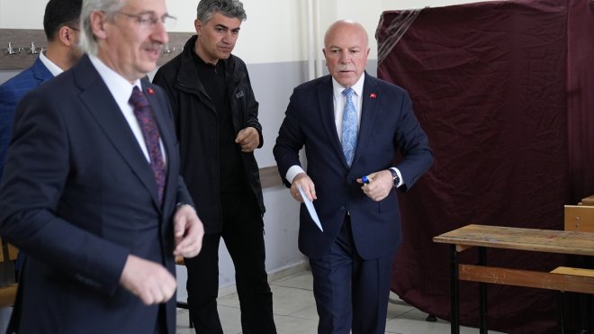 Erzurum Büyükşehir Belediye Başkanı Sekmen, oyunu kullandı1