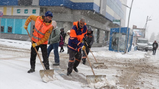 Erzurum, Ardahan ve Kars'ta kar yağışı etkili oluyor